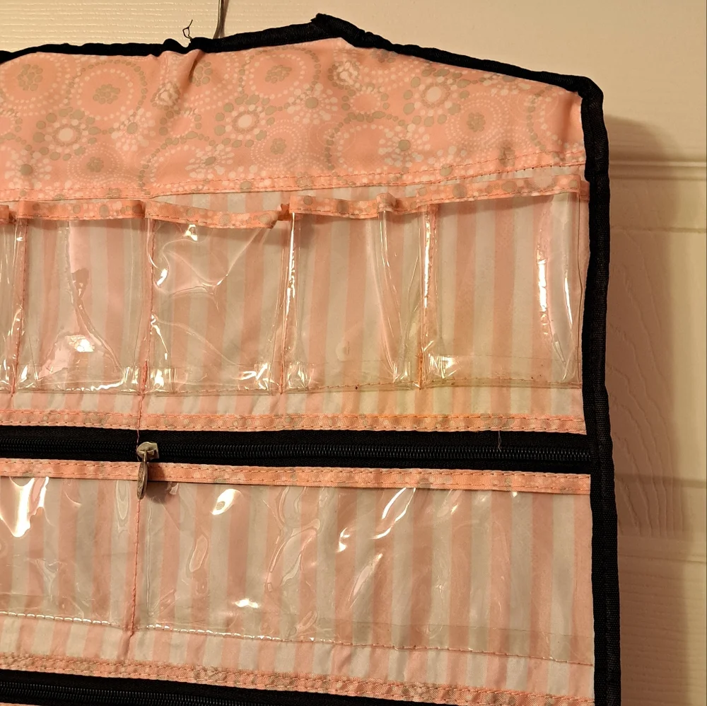 4/$15 🌻 Stylish Pink Hanging Organizer